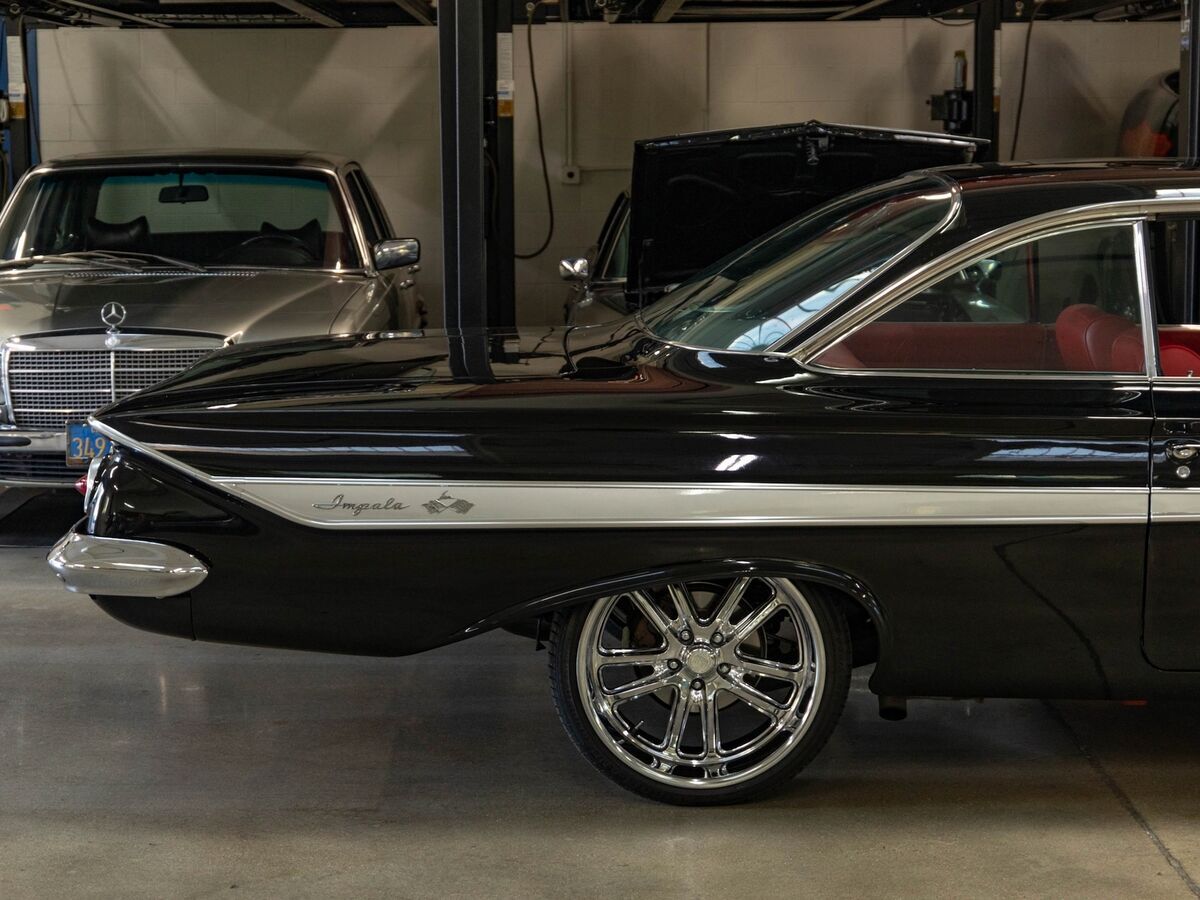 1961 Chevrolet Impala 454 V8 4 spd Custom 2 Door Hardtop - photo 2