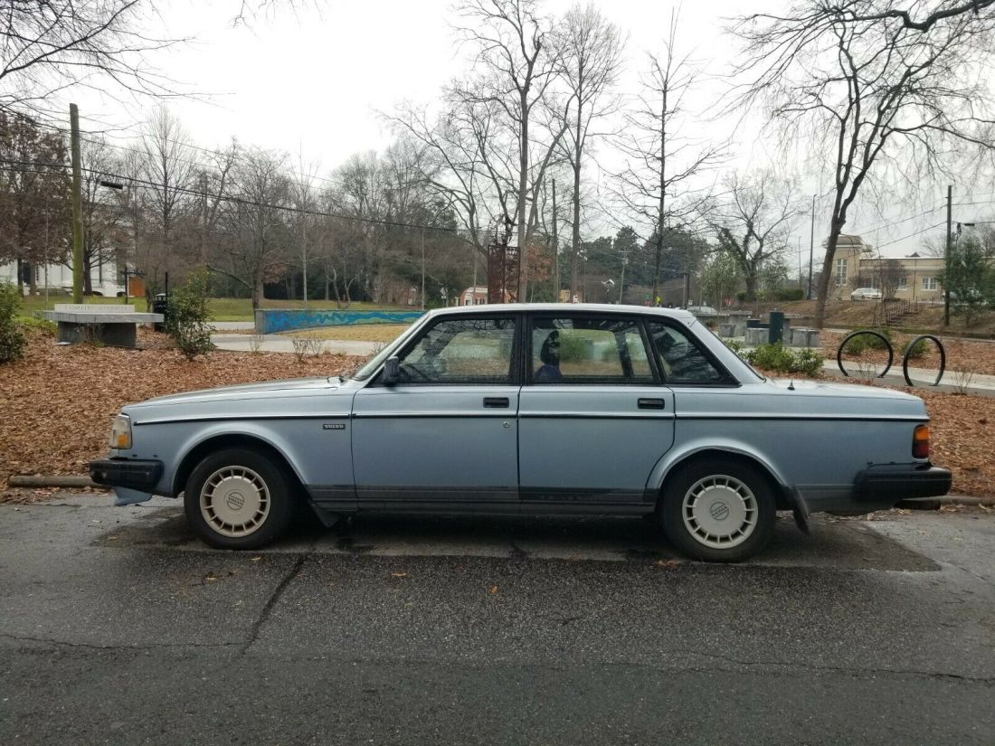 "Saloon blue" 1991 Volvo 240 DL 1991 Volvo 240 Black, silver