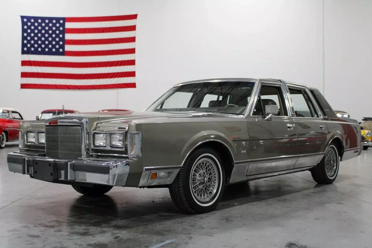 "Stand Out Style, Classic Comfort" 1988 Lincoln Town Car Signature Series