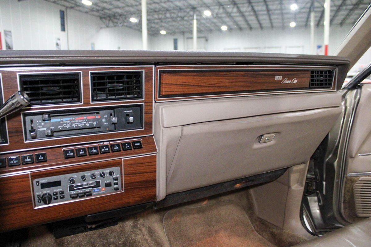 1988 Lincoln Town Car Signature Series - photo 10
