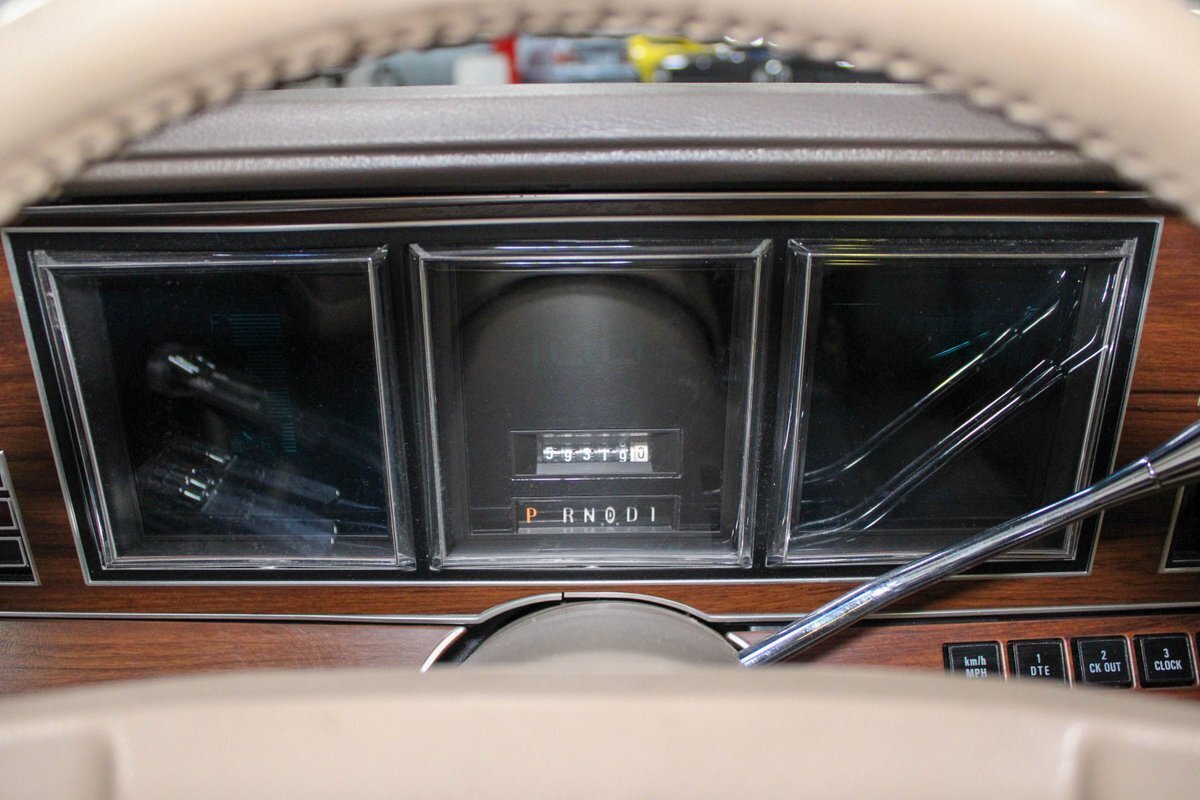 1988 Lincoln Town Car Signature Series - photo 11