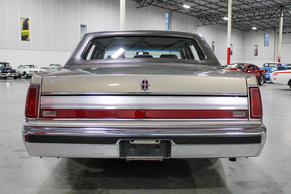 1988 Lincoln Town Car Signature Series - photo 4