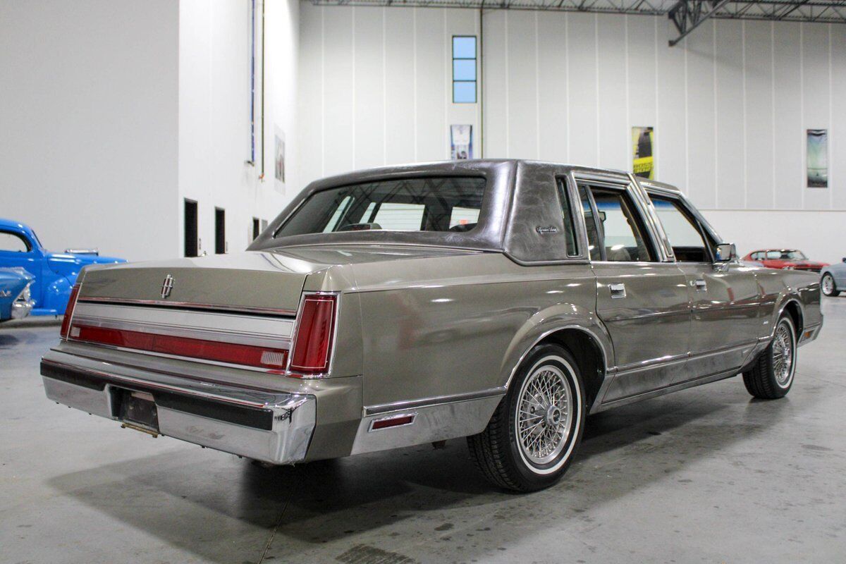 1988 Lincoln Town Car Signature Series - photo 5