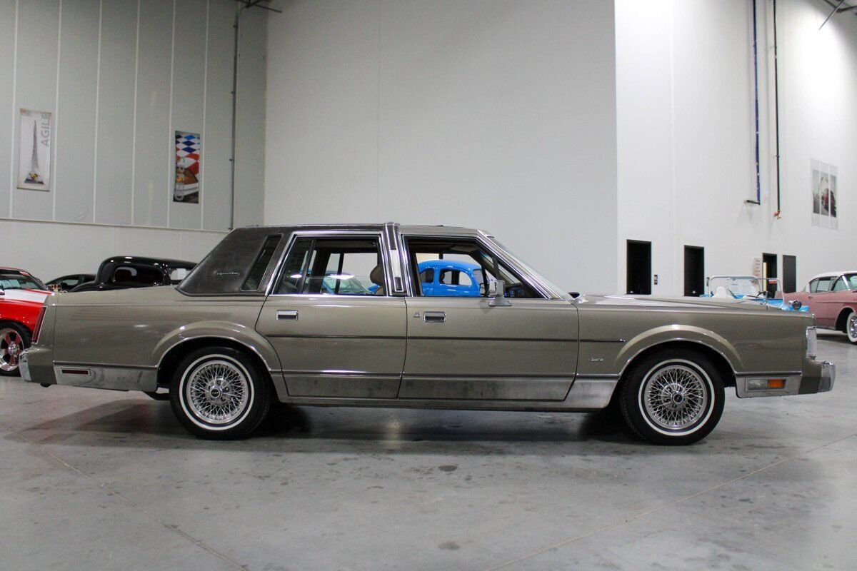 1988 Lincoln Town Car Signature Series - photo 6