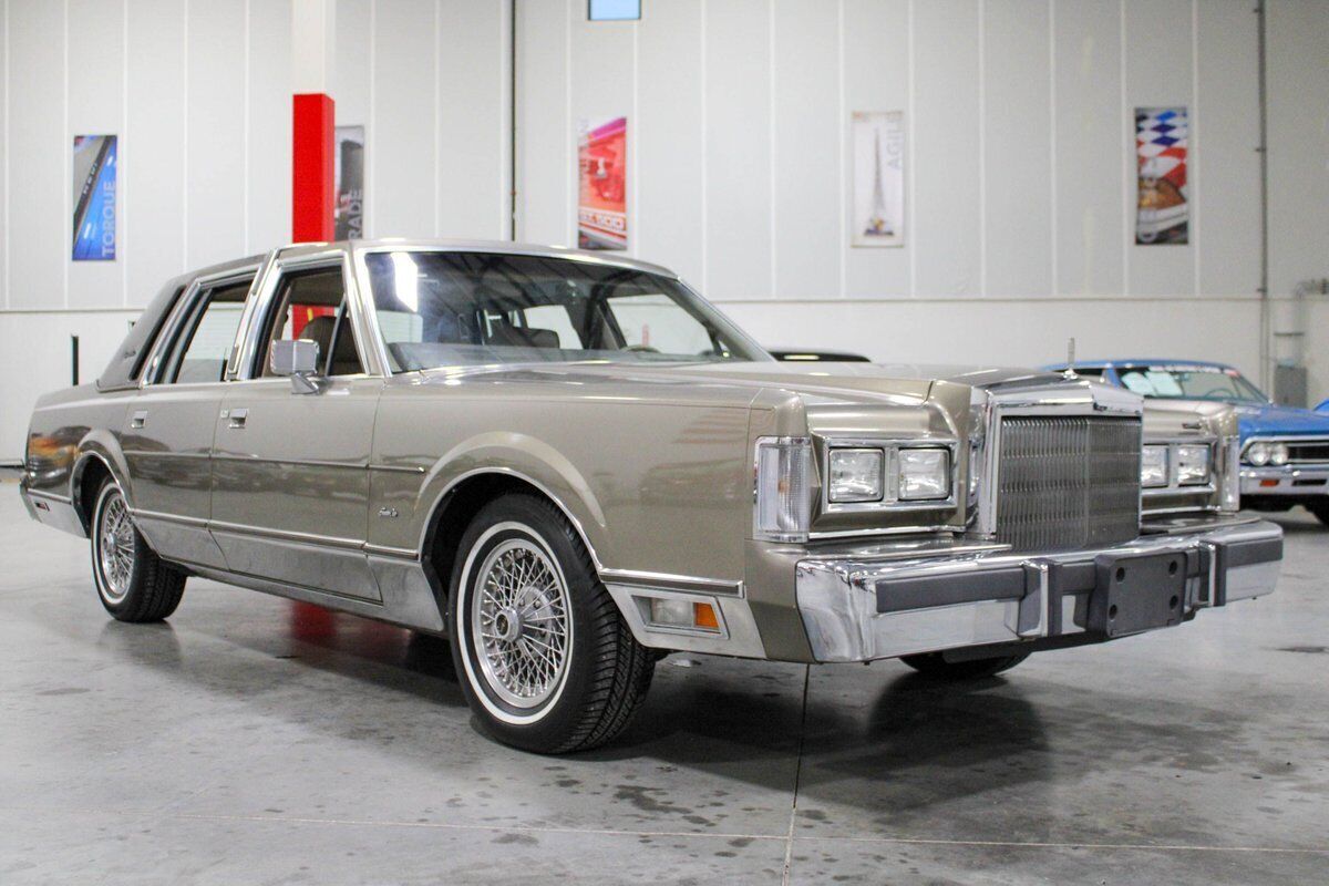 1988 Lincoln Town Car Signature Series - photo 7