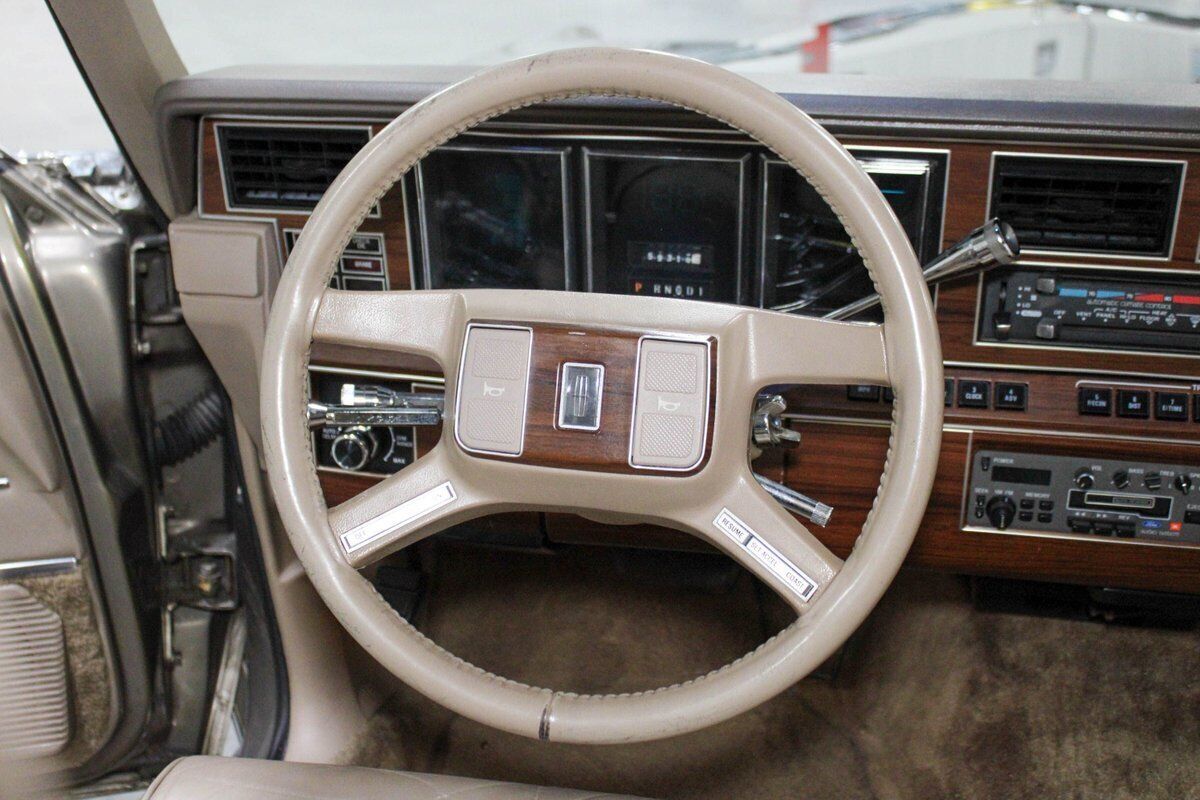 1988 Lincoln Town Car Signature Series - photo 9