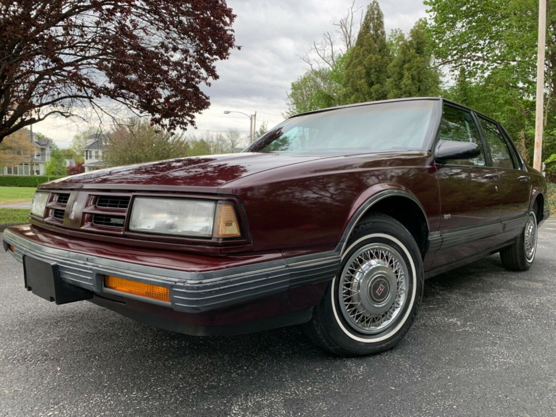 '1990 OLDSMOBILE EIGHTY EIGHT ROYALE SEDAN "ONLY 33,000 ACTUAL MILES" NO RESERVE 1990 Oldsmobile Eighty-Eight ROYALE