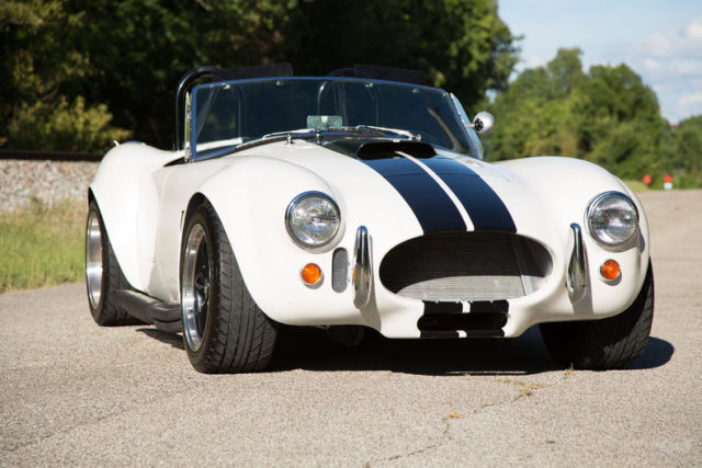 '65 Shelby Cobra replica (Factory Five): Boxer in a white linen suit 1965 Shelby Cobra
