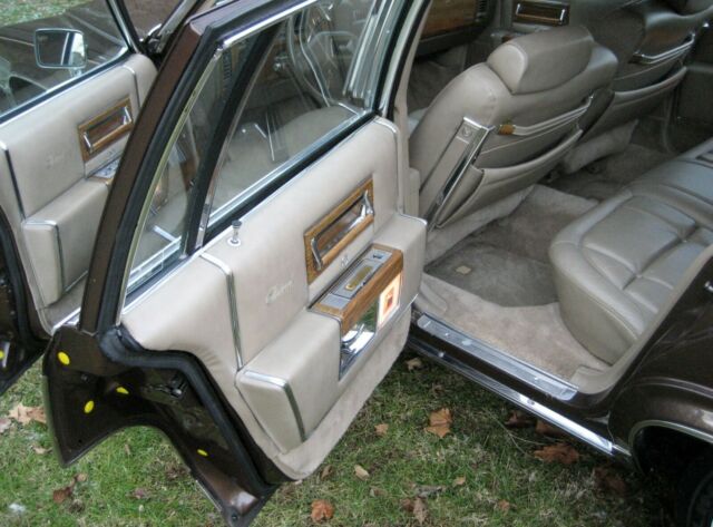 1985 Cadillac Fleetwood Fleetwood Brougham - photo 12
