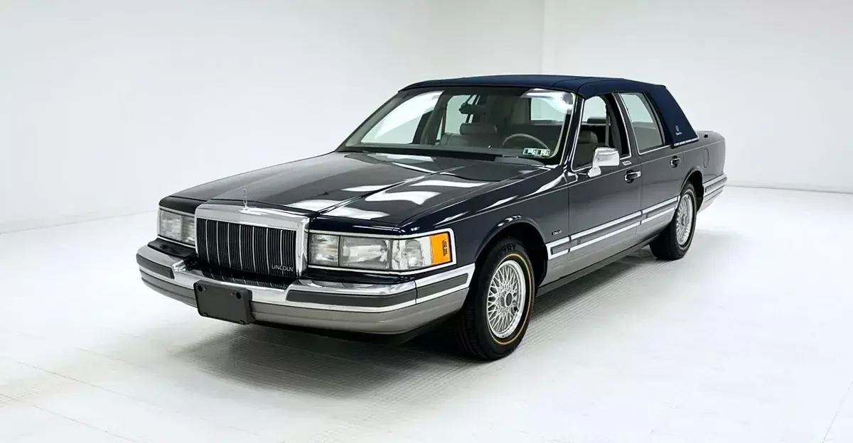 1 Owner/Garage Kept/18,291 Miles/5.0 Liter V8/Loaded With Luxury/Well Preserved 1990 Lincoln Town Car Signature Series Sedan