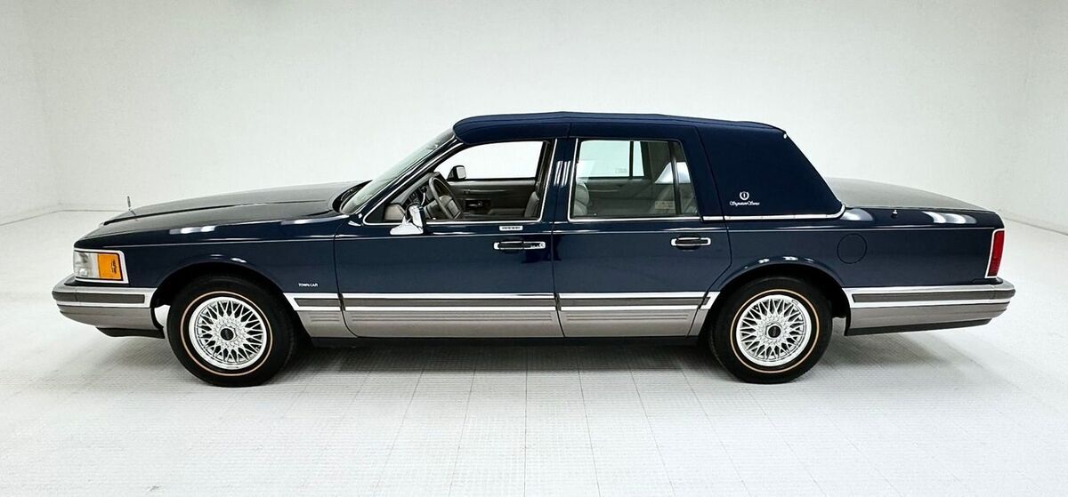 1990 Lincoln Town Car Signature Series Sedan - photo 2
