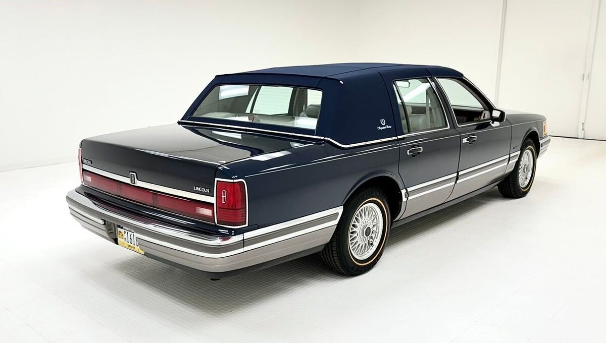 1990 Lincoln Town Car Signature Series Sedan - photo 5