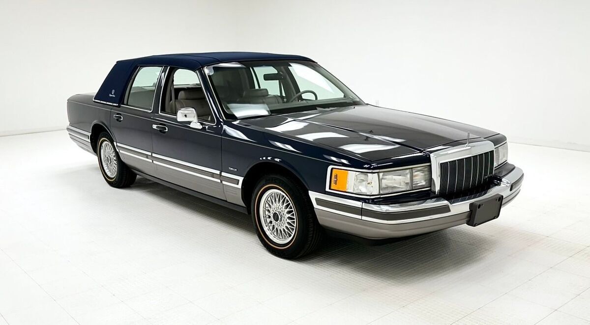 1990 Lincoln Town Car Signature Series Sedan - photo 6