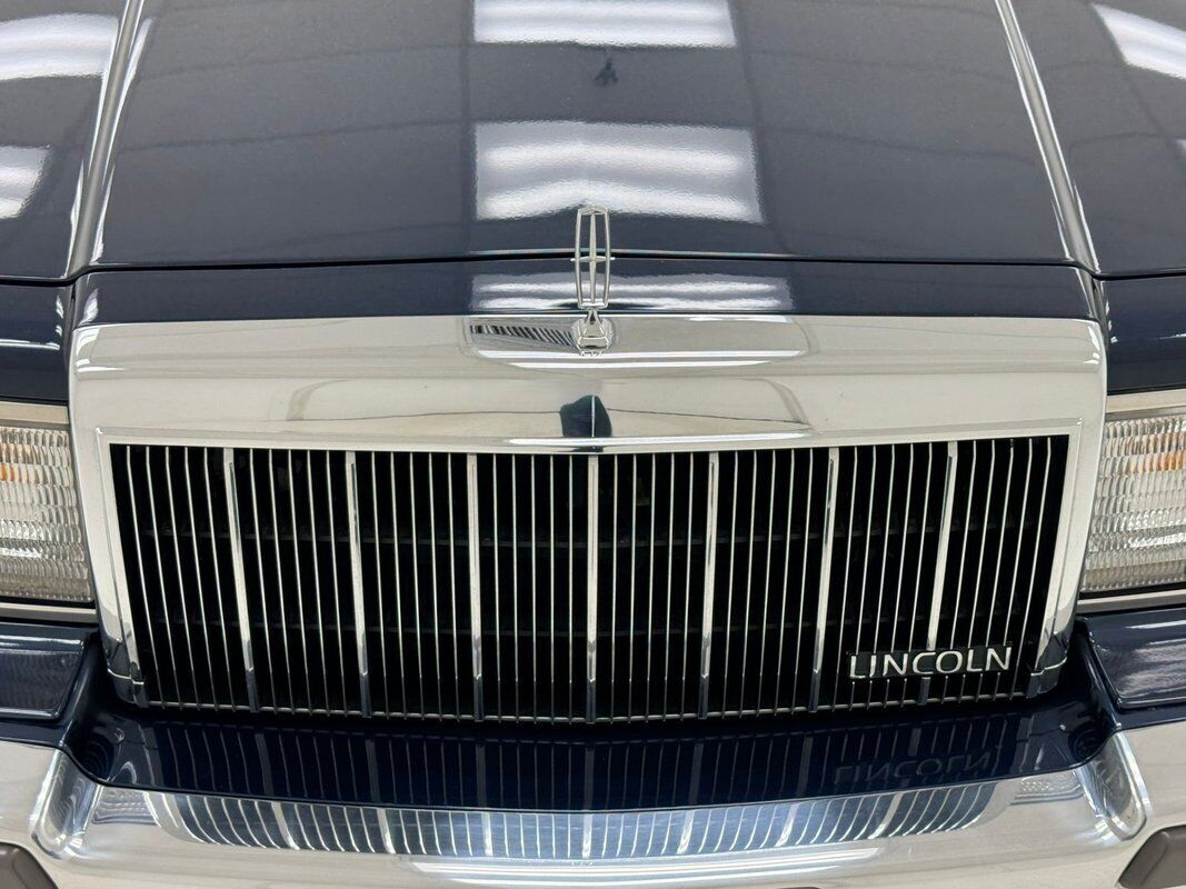 1990 Lincoln Town Car Signature Series Sedan - photo 8