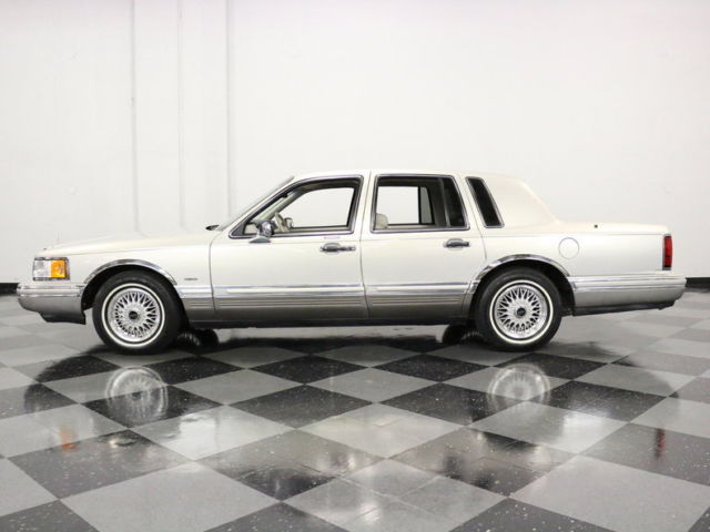 1992 Lincoln Town Car Signature Series - photo 3