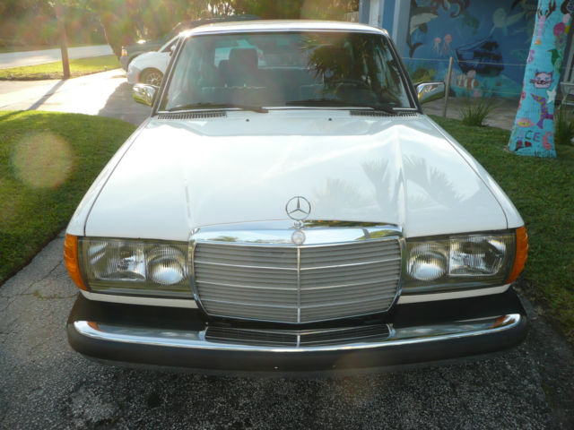 1982 Mercedes-Benz 300-Series 4 door sedan - photo 2