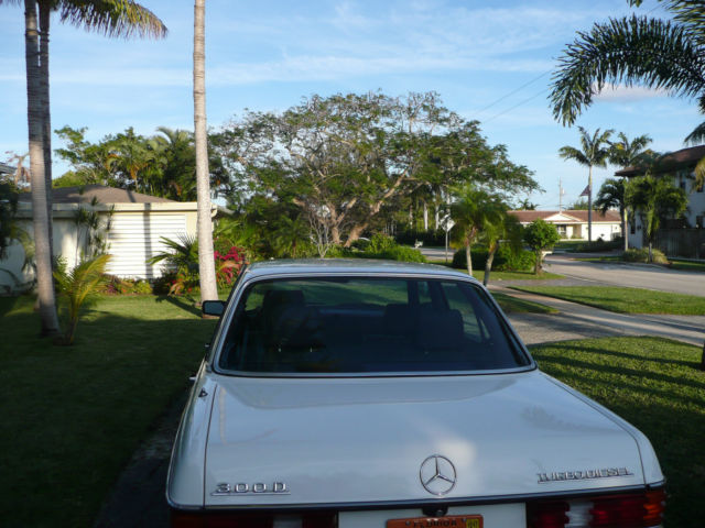 1982 Mercedes-Benz 300-Series 4 door sedan - photo 4