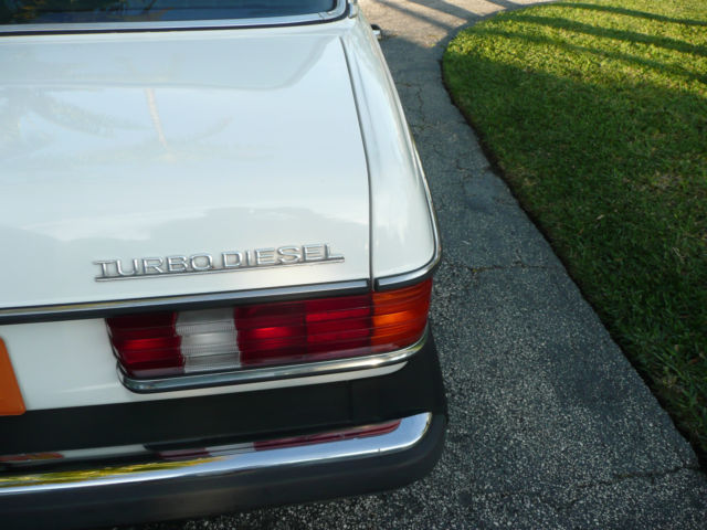 1982 Mercedes-Benz 300-Series 4 door sedan - photo 6