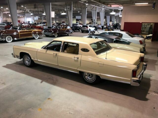 1977 Lincoln Town Car -- - photo 2