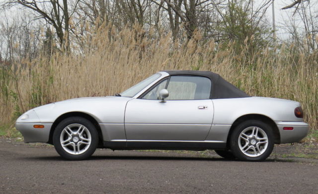 1.6L DOHC 4 Cyl. 5 speed manual Clean Carfax 1990 Mazda MX-5 Miata