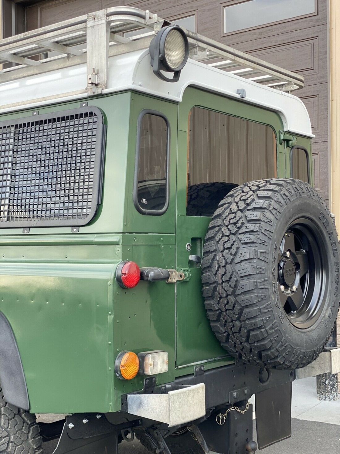 1900 Land Rover Defender County - photo 2