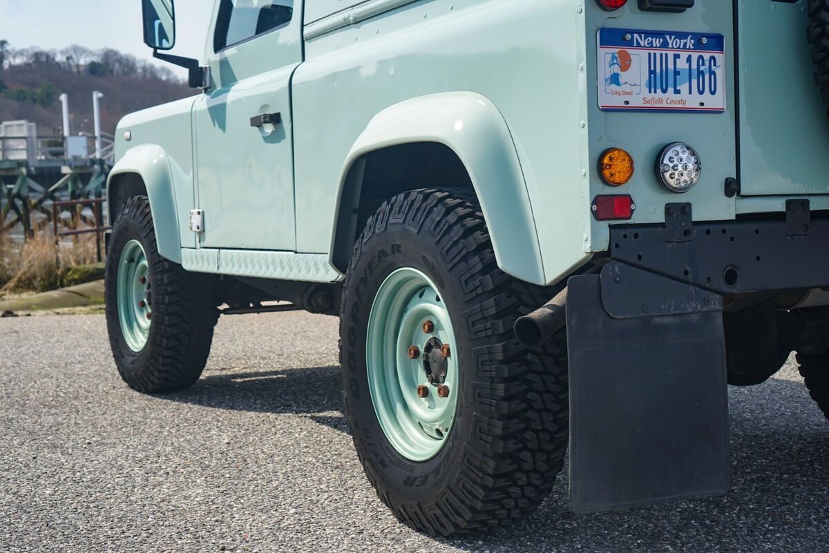 1900 Land Rover Defender - photo 2