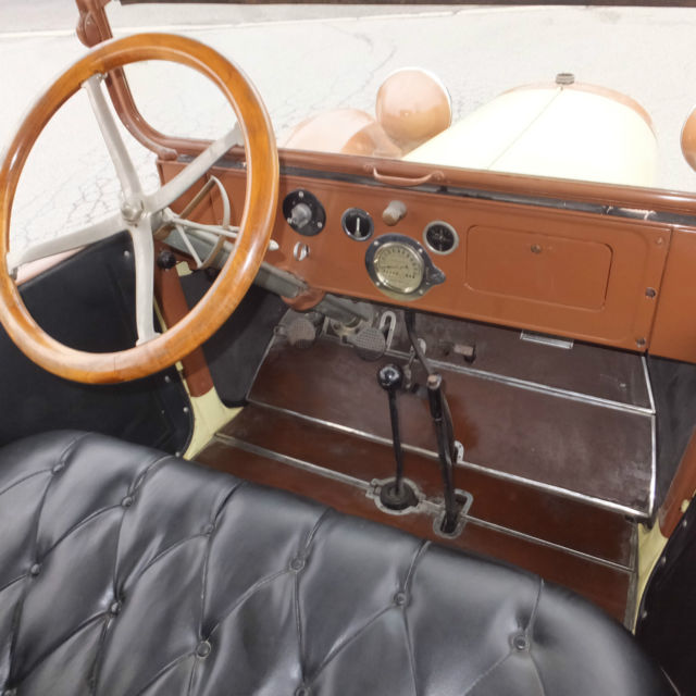 1915 Dodge TOURING SEDAN - photo 13