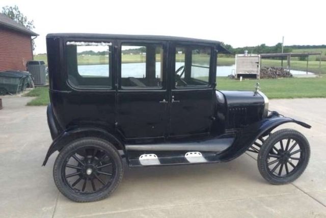 1924 Ford Model T Sedan - photo 2
