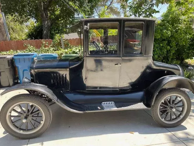 1925 Model T Ford coupe with broken crankshaft 1925 Ford Model T
