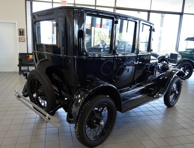 1926 Ford Model T Fordor Sedan - photo 2