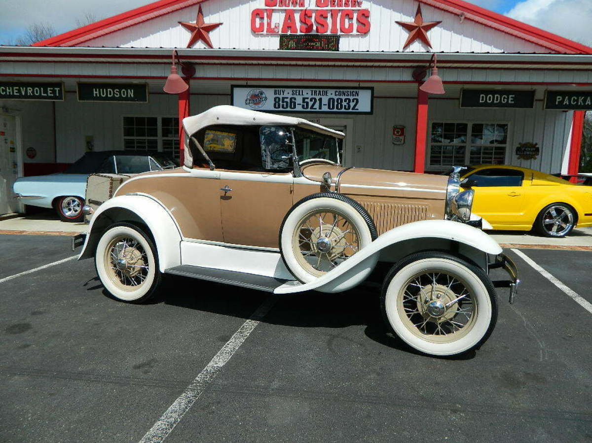 1930 Ford Model A Deluxe Roadster Convertible - photo 2