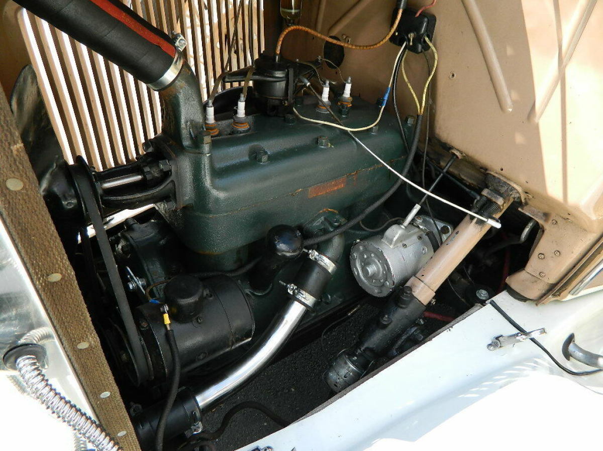 1930 Ford Model A Deluxe Roadster Convertible - photo 9
