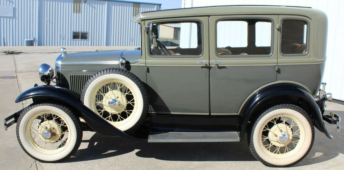 1930 Ford Model A Town Sedan - 6 Wheel 1930 Ford Model A