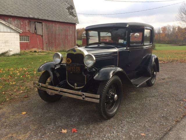 1930 Ford Tudor Model A Lombard Blue / Black - NO RESERVE 1930 Ford Model A Tudor
