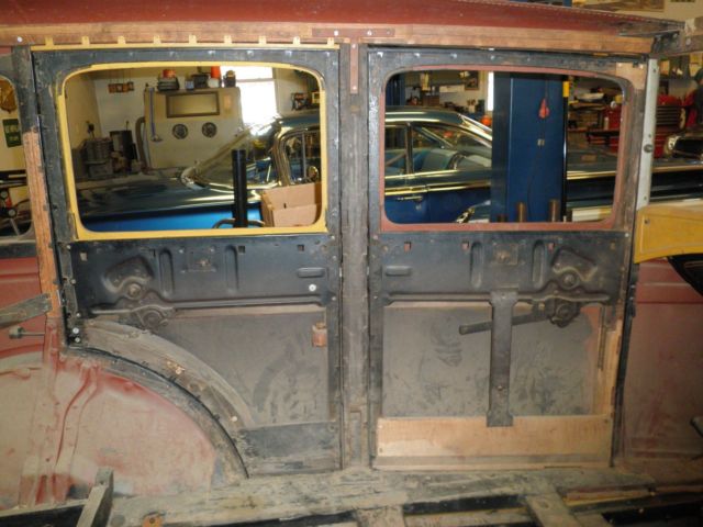 1930 Ford Model A Town Sedan - photo 4