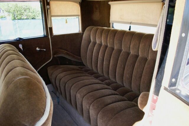 1930 Ford Model A-V8 Flathead Town Car - photo 4