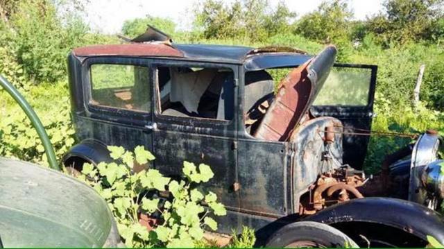1931 Ford Model A Sedan - photo 2