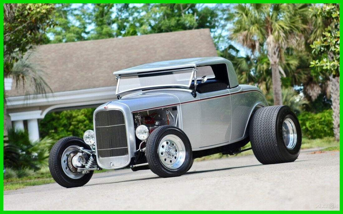 1932 Ford Deuce Highboy Roadster Hardtop 5.7L 350 V8 Automatic 1932 Ford Deuce Highboy Roadster Deuce Highboy Roadster / 5.7L 350 V8 / Leather