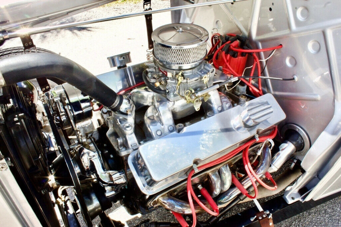 1932 Ford Deuce Highboy Roadster Deuce Highboy Roadster / 5.7L 350 V8 / Leather - photo 10