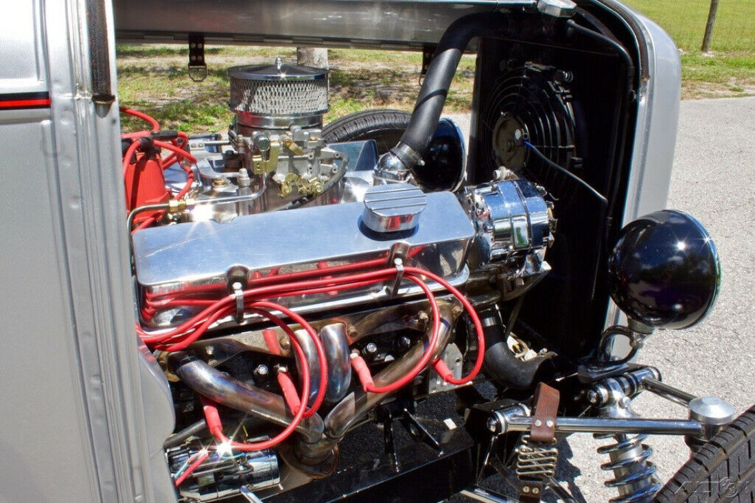 1932 Ford Deuce Highboy Roadster Deuce Highboy Roadster / 5.7L 350 V8 / Leather - photo 12