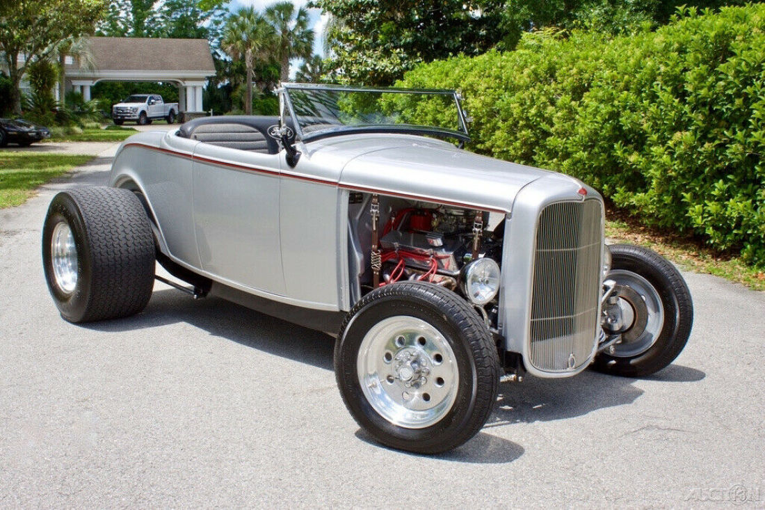 1932 Ford Deuce Highboy Roadster Deuce Highboy Roadster / 5.7L 350 V8 / Leather - photo 2