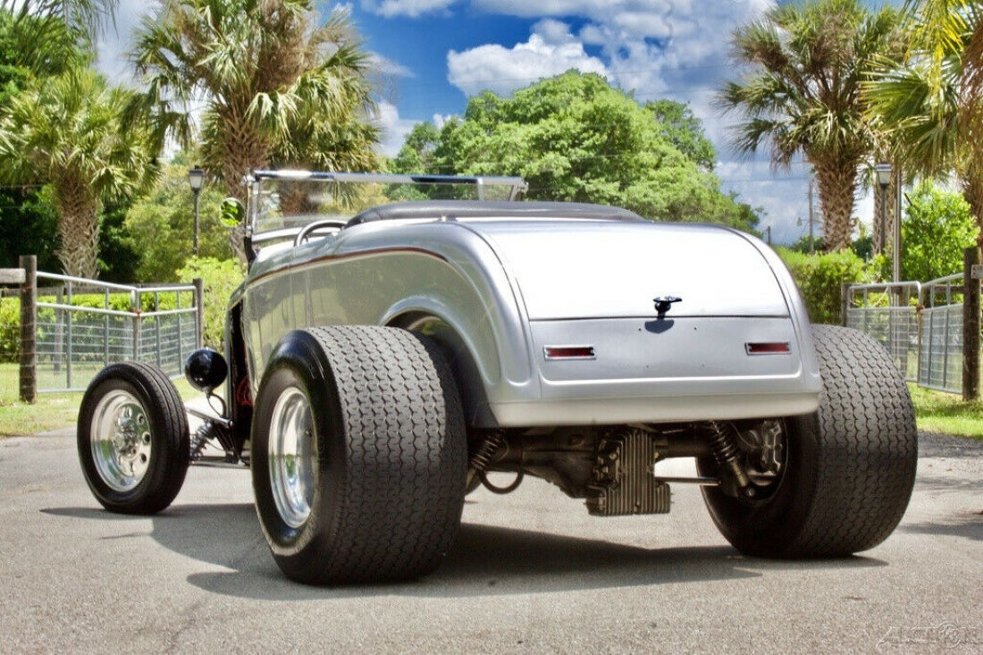 1932 Ford Deuce Highboy Roadster Deuce Highboy Roadster / 5.7L 350 V8 / Leather - photo 4