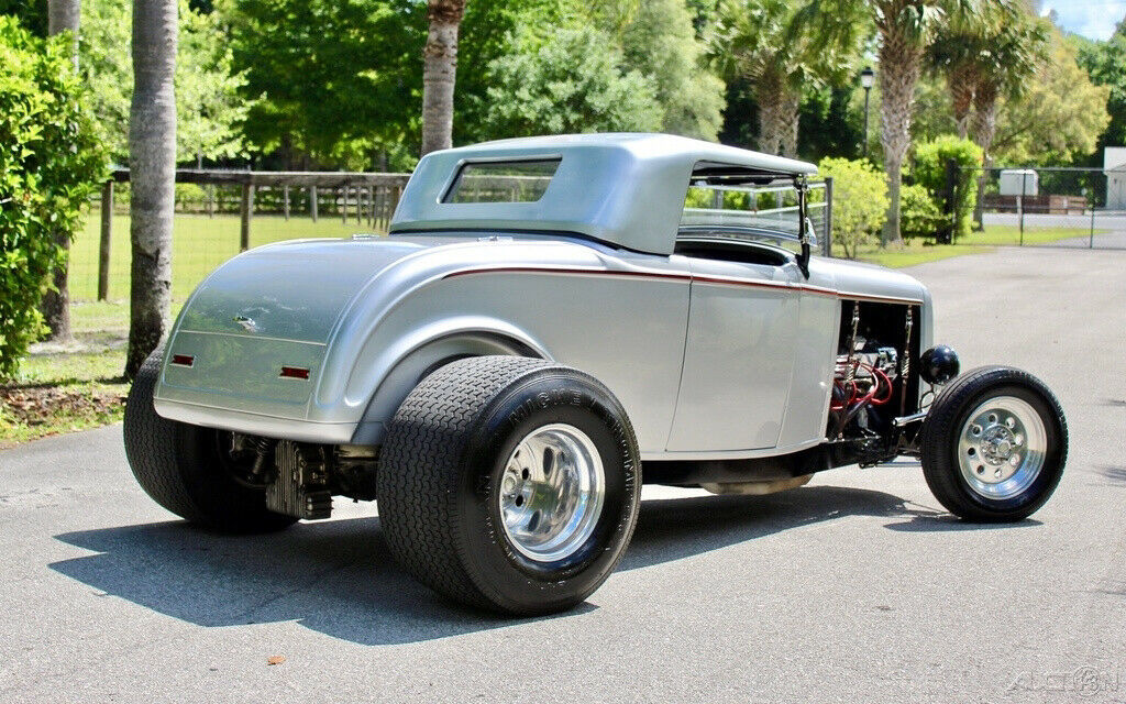 1932 Ford Deuce Highboy Roadster Deuce Highboy Roadster / 5.7L 350 V8 / Leather - photo 5