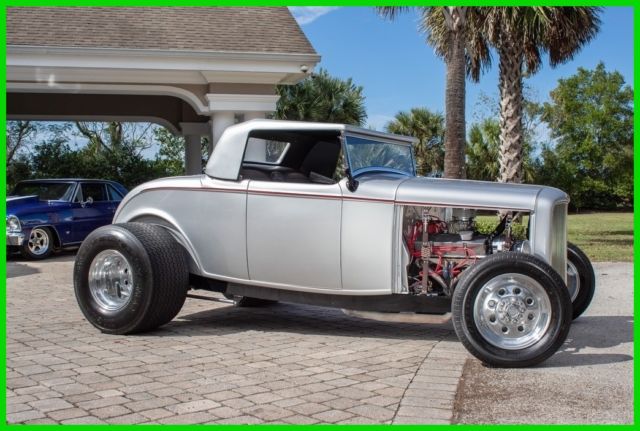 1932 Ford Deuce Highboy Roadster Hardtop Automatic Chevy 350 V8 1932 Ford Deuce Highboy Roadster Independent Suspension / Leather Interior