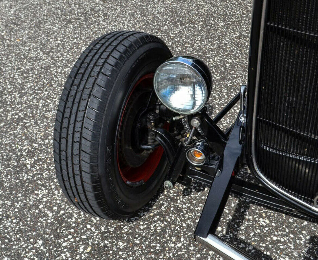 1932 Ford STREET ROD Ford 8.8 rear end, painted floors, 4 bar suspension - photo 9
