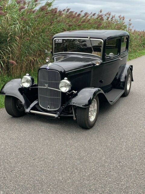 1932 Ford Tudor Sedan - photo 2