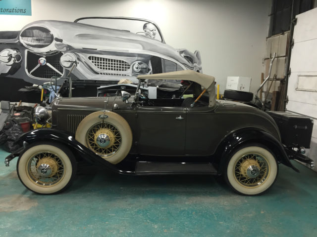 1932 Ford V-8 Deluxe rumble seat