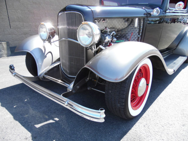 1932 Ford Crown Victoria Sedan - photo 2