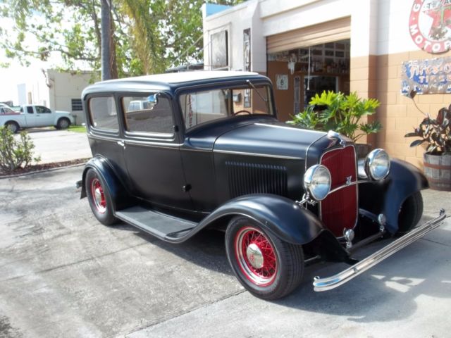 1932 Ford 2 Door Sedan - photo 2