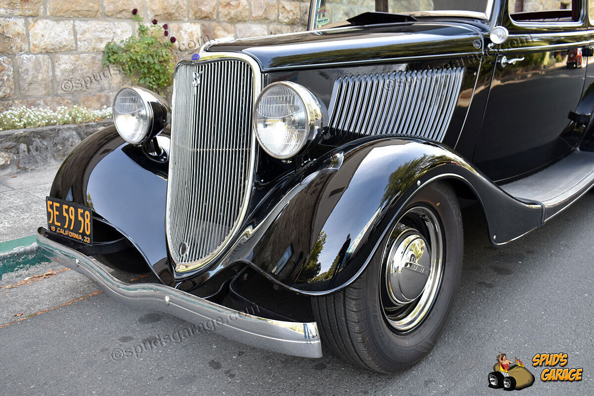 1933 Ford Deluxe Tudor Sedan Retro-Rod - photo 2